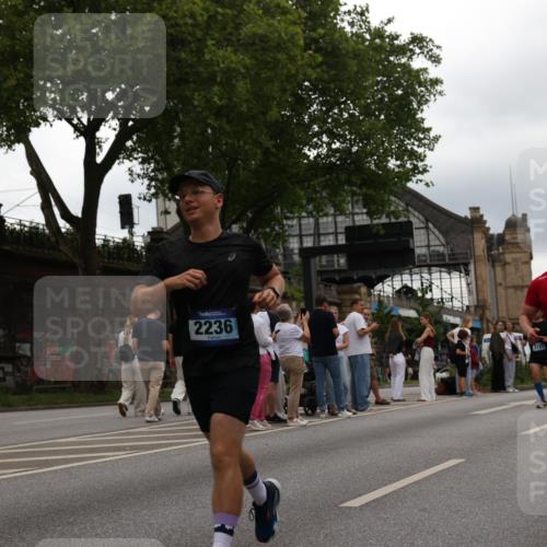 29.06.2025 - hella hamburg halbmarathon Yannick Fuchs http://msf.ph/oto/8330447 29.06.2025 10:51:40 20KM 1200, 1239, 1563, 1611, 2025, 2236, 2606, 2759, 2806, 2883, 3093, 3141, 3575, 4426, 4467, 4579, 4833, 5391, 6281, 6302, 6531, 6892, 7833, 9450, 9485, 10383, 10408, 10599, 12144, 12509, 12773, 13465, 13664, 15189, 15217, 15229, 15349, 16418, 16517, 17455, 17543, 18508, 18762 meine-sportfotos.de