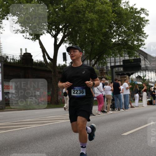 29.06.2025 - hella hamburg halbmarathon Yannick Fuchs http://msf.ph/oto/8330529 29.06.2025 10:51:40 20KM 1200, 1239, 1563, 1611, 2025, 2236, 2606, 2759, 2806, 2883, 3093, 3141, 3575, 4426, 4467, 4579, 4833, 5391, 6281, 6302, 6531, 6892, 7833, 9450, 9485, 10383, 10408, 10599, 12144, 12509, 12773, 13465, 13664, 15189, 15217, 15229, 15349, 16418, 16517, 17455, 17543, 18508, 18762 meine-sportfotos.de