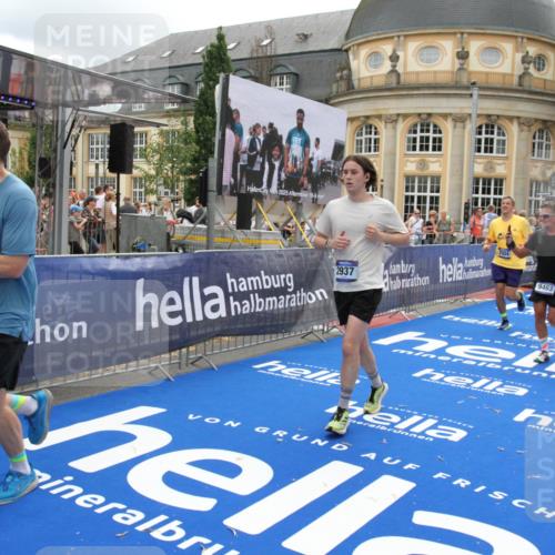 29.06.2025 - hella hamburg halbmarathon Michael Strokosch http://msf.ph/oto/8330566 29.06.2025 10:49:43 Ziel 2504, 2706, 2937, 3060, 3543, 5894, 5978, 6115, 7332, 9038, 9463, 9619, 9649, 11679, 11977, 15392, 16843, 16877, 17001, 17282, 18058, 18451, 18926 meine-sportfotos.de