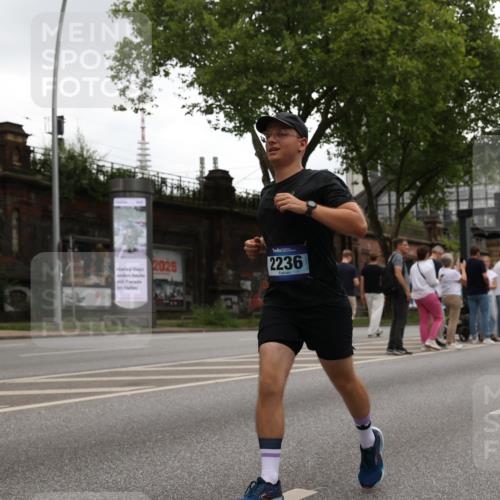 29.06.2025 - hella hamburg halbmarathon Yannick Fuchs http://msf.ph/oto/8330584 29.06.2025 10:51:40 20KM 1200, 1239, 1563, 1611, 2025, 2236, 2606, 2759, 2806, 2883, 3093, 3141, 3575, 4426, 4467, 4579, 4833, 5391, 6281, 6302, 6531, 6892, 7833, 9450, 9485, 10383, 10408, 10599, 12144, 12509, 12773, 13465, 13664, 15189, 15217, 15229, 15349, 16418, 16517, 17455, 17543, 18508, 18762 meine-sportfotos.de