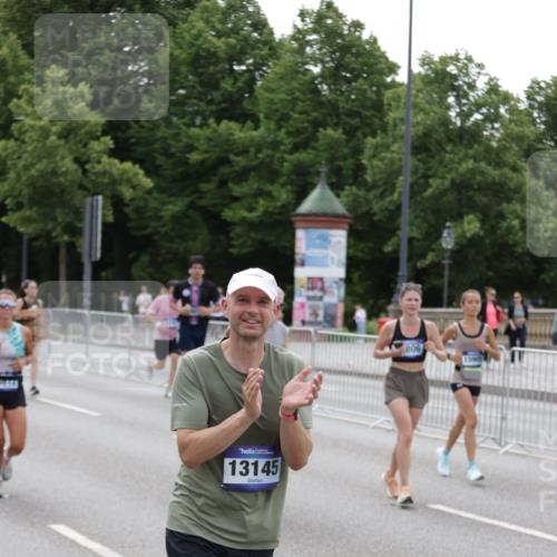 29.06.2025 - hella hamburg halbmarathon Jannik Wohlers http://msf.ph/oto/8330615 29.06.2025 10:40:14 Lombardsbrücke 1075, 1323, 2042, 2173, 2206, 2299, 2762, 2763, 3121, 3293, 3306, 3432, 4044, 4411, 4612, 4906, 4972, 5059, 5702, 6163, 6229, 6278, 6280, 6289, 7956, 8053, 8054, 8378, 8391, 8739, 9000, 9468, 9946, 10166, 10920, 10940, 11513, 11514, 12610, 12692, 12699, 12981, 13145, 13773, 14341, 15154, 15905, 15933, 16085, 16955, 17267, 17959, 18353, 18490, 18771, 18946, 19168 meine-sportfotos.de