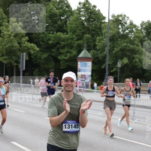 29.06.2025 - hella hamburg halbmarathon Jannik Wohlers http://msf.ph/oto/8330631 29.06.2025 10:40:14 Lombardsbrücke 1075, 1323, 2042, 2173, 2206, 2299, 2762, 2763, 3121, 3293, 3306, 3432, 4044, 4411, 4612, 4906, 4972, 5059, 5702, 6163, 6229, 6278, 6280, 6289, 7956, 8053, 8054, 8378, 8391, 8739, 9000, 9468, 9946, 10166, 10920, 10940, 11513, 11514, 12610, 12692, 12699, 12981, 13145, 13773, 14341, 15154, 15905, 15933, 16085, 16955, 17267, 17959, 18353, 18490, 18771, 18946, 19168 meine-sportfotos.de