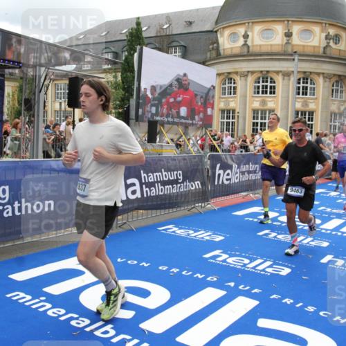 29.06.2025 - hella hamburg halbmarathon Michael Strokosch http://msf.ph/oto/8330639 29.06.2025 10:49:44 Ziel 2504, 2706, 2937, 3060, 3543, 5894, 5978, 6115, 7332, 9463, 9551, 9619, 9723, 11977, 13159, 14794, 16843, 16877, 17282, 18058, 18451, 18926 meine-sportfotos.de