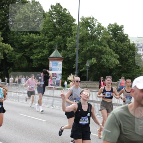 29.06.2025 - hella hamburg halbmarathon Jannik Wohlers http://msf.ph/oto/8330714 29.06.2025 10:40:15 Lombardsbrücke 1075, 1323, 2042, 2173, 2206, 2299, 2762, 2763, 3121, 3293, 3306, 3432, 3694, 4044, 4411, 4612, 4906, 4972, 5059, 5702, 6163, 6229, 6278, 6280, 6289, 7293, 7956, 8053, 8054, 8378, 8391, 8739, 9000, 9437, 9468, 9946, 10166, 10920, 10940, 11513, 11514, 12191, 12610, 12692, 12699, 12981, 13145, 13773, 15154, 15905, 15933, 16085, 16450, 16955, 17267, 17959, 18353, 18490, 18771, 18946, 19087, 19168 meine-sportfotos.de