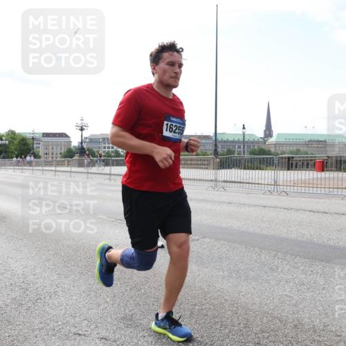29.06.2025 - hella hamburg halbmarathon Lena Gebhardt http://msf.ph/oto/8330724 29.06.2025 10:13:07 Lombardsbrücke 17699, 16255, 1007, 1020, 1051, 1747, 1851, 1859, 1939, 2531, 2891, 2942, 2961, 3218, 3360, 3728, 3729, 4187, 4532, 5150, 6207, 6489, 7346, 7873, 7907, 8398, 8405, 8913, 8917, 9141, 9527, 10067, 10402, 11025, 11720, 12456, 12492, 14404, 14869, 15012, 15531, 15922, 16030, 16255, 16323, 16437, 16826, 16911, 17061, 17474, 17699, 17988, 17994, 18048, 18320, 18530, 18732 meine-sportfotos.de