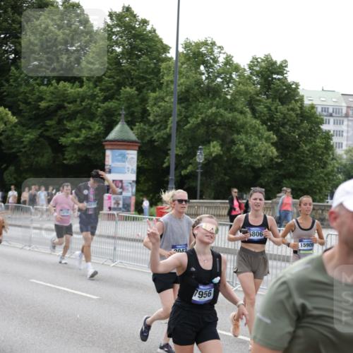 29.06.2025 - hella hamburg halbmarathon Jannik Wohlers http://msf.ph/oto/8330747 29.06.2025 10:40:15 Lombardsbrücke 1075, 1323, 2042, 2173, 2206, 2299, 2762, 2763, 3121, 3293, 3306, 3432, 3694, 4044, 4411, 4612, 4906, 4972, 5059, 5702, 6163, 6229, 6278, 6280, 6289, 7293, 7956, 8053, 8054, 8378, 8391, 8739, 9000, 9437, 9468, 9946, 10166, 10920, 10940, 11513, 11514, 12191, 12610, 12692, 12699, 12981, 13145, 13773, 15154, 15905, 15933, 16085, 16450, 16955, 17267, 17959, 18353, 18490, 18771, 18946, 19087, 19168 meine-sportfotos.de