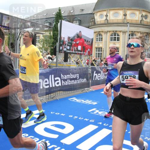 29.06.2025 - hella hamburg halbmarathon Michael Strokosch http://msf.ph/oto/8330763 29.06.2025 10:49:45 Ziel 2504, 2706, 2937, 3060, 3543, 5894, 5978, 6115, 6125, 7332, 9463, 9551, 9619, 9723, 9924, 11977, 13159, 14794, 16843, 16877, 17282, 17753, 18058, 18451, 18926 meine-sportfotos.de