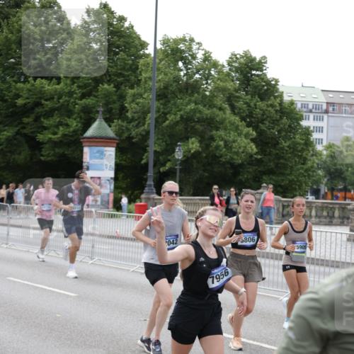 29.06.2025 - hella hamburg halbmarathon Jannik Wohlers http://msf.ph/oto/8330849 29.06.2025 10:40:15 Lombardsbrücke 1075, 1323, 2042, 2173, 2206, 2299, 2762, 2763, 3121, 3293, 3306, 3432, 3694, 4044, 4411, 4612, 4906, 4972, 5059, 5702, 6163, 6229, 6278, 6280, 6289, 7293, 7956, 8053, 8054, 8378, 8391, 8739, 9000, 9437, 9468, 9946, 10166, 10920, 10940, 11513, 11514, 12191, 12610, 12692, 12699, 12981, 13145, 13773, 15154, 15905, 15933, 16085, 16450, 16955, 17267, 17959, 18353, 18490, 18771, 18946, 19087, 19168 meine-sportfotos.de