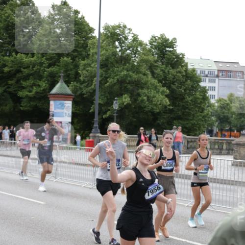 29.06.2025 - hella hamburg halbmarathon Jannik Wohlers http://msf.ph/oto/8330876 29.06.2025 10:40:15 Lombardsbrücke 1075, 1323, 2042, 2173, 2206, 2299, 2762, 2763, 3121, 3293, 3306, 3432, 3694, 4044, 4411, 4612, 4906, 4972, 5059, 5702, 6163, 6229, 6278, 6280, 6289, 7293, 7956, 8053, 8054, 8378, 8391, 8739, 9000, 9437, 9468, 9946, 10166, 10920, 10940, 11513, 11514, 12191, 12610, 12692, 12699, 12981, 13145, 13773, 15154, 15905, 15933, 16085, 16450, 16955, 17267, 17959, 18353, 18490, 18771, 18946, 19087, 19168 meine-sportfotos.de