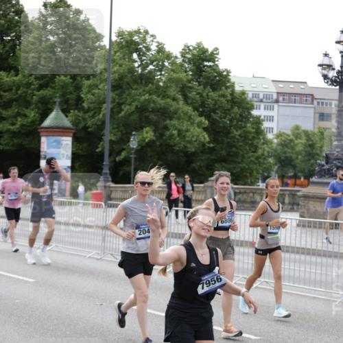 29.06.2025 - hella hamburg halbmarathon Jannik Wohlers http://msf.ph/oto/8330947 29.06.2025 10:40:15 Lombardsbrücke 1075, 1323, 2042, 2173, 2206, 2299, 2762, 2763, 3121, 3293, 3306, 3432, 3694, 4044, 4411, 4612, 4906, 4972, 5059, 5702, 6163, 6229, 6278, 6280, 6289, 7293, 7956, 8053, 8054, 8378, 8391, 8739, 9000, 9437, 9468, 9946, 10166, 10920, 10940, 11513, 11514, 12191, 12610, 12692, 12699, 12981, 13145, 13773, 15154, 15905, 15933, 16085, 16450, 16955, 17267, 17959, 18353, 18490, 18771, 18946, 19087, 19168 meine-sportfotos.de