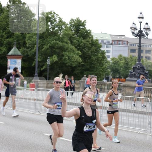 29.06.2025 - hella hamburg halbmarathon Jannik Wohlers http://msf.ph/oto/8330974 29.06.2025 10:40:15 Lombardsbrücke 1075, 1323, 2042, 2173, 2206, 2299, 2762, 2763, 3121, 3293, 3306, 3432, 3694, 4044, 4411, 4612, 4906, 4972, 5059, 5702, 6163, 6229, 6278, 6280, 6289, 7293, 7956, 8053, 8054, 8378, 8391, 8739, 9000, 9437, 9468, 9946, 10166, 10920, 10940, 11513, 11514, 12191, 12610, 12692, 12699, 12981, 13145, 13773, 15154, 15905, 15933, 16085, 16450, 16955, 17267, 17959, 18353, 18490, 18771, 18946, 19087, 19168 meine-sportfotos.de