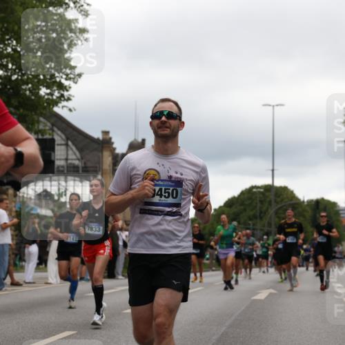 29.06.2025 - hella hamburg halbmarathon Yannick Fuchs http://msf.ph/oto/8330985 29.06.2025 10:51:41 20KM 1200, 1239, 1563, 1611, 2025, 2236, 2606, 2759, 2806, 2883, 3093, 3141, 3575, 4426, 4467, 4579, 4833, 5391, 6281, 6302, 6531, 6892, 7833, 9450, 9485, 10383, 10408, 10599, 12144, 12509, 13465, 13664, 15217, 15229, 15349, 16517, 17455, 17543, 18508, 18762, 18891 meine-sportfotos.de