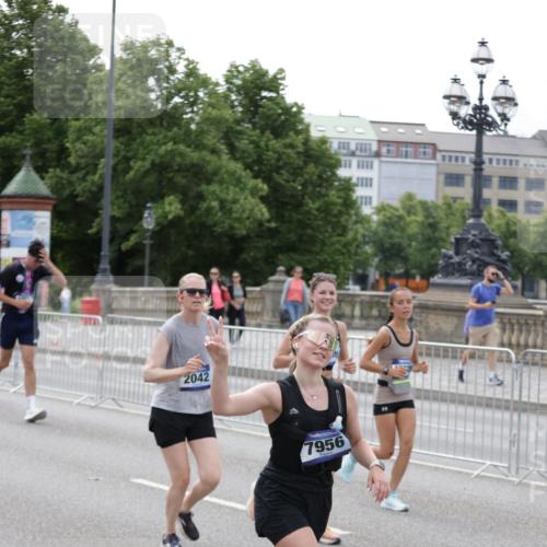29.06.2025 - hella hamburg halbmarathon Jannik Wohlers http://msf.ph/oto/8331002 29.06.2025 10:40:15 Lombardsbrücke 1075, 1323, 2042, 2173, 2206, 2299, 2762, 2763, 3121, 3293, 3306, 3432, 3694, 4044, 4411, 4612, 4906, 4972, 5059, 5702, 6163, 6229, 6278, 6280, 6289, 7293, 7956, 8053, 8054, 8378, 8391, 8739, 9000, 9437, 9468, 9946, 10166, 10920, 10940, 11513, 11514, 12191, 12610, 12692, 12699, 12981, 13145, 13773, 15154, 15905, 15933, 16085, 16450, 16955, 17267, 17959, 18353, 18490, 18771, 18946, 19087, 19168 meine-sportfotos.de