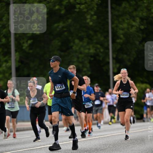 29.06.2025 - hella hamburg halbmarathon Dr. Thomas Lammeyer http://msf.ph/oto/8331003 29.06.2025 10:39:46 Kennedybrücke 2198, 2412, 2787, 3170, 3828, 3958, 4333, 4696, 4703, 4965, 5147, 6029, 6189, 6365, 6379, 6397, 6471, 6867, 8249, 8296, 8567, 9470, 9803, 9819, 10358, 10360, 10565, 10652, 11233, 11320, 11359 meine-sportfotos.de
