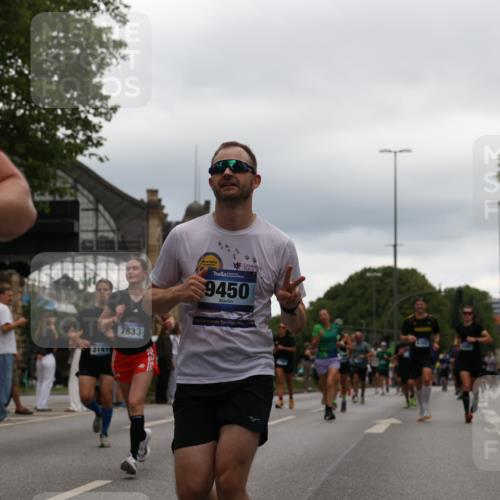29.06.2025 - hella hamburg halbmarathon Yannick Fuchs http://msf.ph/oto/8331018 29.06.2025 10:51:41 20KM 1200, 1239, 1563, 1611, 2025, 2236, 2606, 2759, 2806, 2883, 3093, 3141, 3575, 4426, 4467, 4579, 4833, 5391, 6281, 6302, 6531, 6892, 7833, 9450, 9485, 10383, 10408, 10599, 12144, 12509, 13465, 13664, 15217, 15229, 15349, 16517, 17455, 17543, 18508, 18762, 18891 meine-sportfotos.de