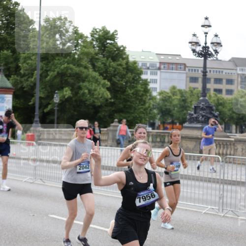 29.06.2025 - hella hamburg halbmarathon Jannik Wohlers http://msf.ph/oto/8331019 29.06.2025 10:40:15 Lombardsbrücke 1075, 1323, 2042, 2173, 2206, 2299, 2762, 2763, 3121, 3293, 3306, 3432, 3694, 4044, 4411, 4612, 4906, 4972, 5059, 5702, 6163, 6229, 6278, 6280, 6289, 7293, 7956, 8053, 8054, 8378, 8391, 8739, 9000, 9437, 9468, 9946, 10166, 10920, 10940, 11513, 11514, 12191, 12610, 12692, 12699, 12981, 13145, 13773, 15154, 15905, 15933, 16085, 16450, 16955, 17267, 17959, 18353, 18490, 18771, 18946, 19087, 19168 meine-sportfotos.de