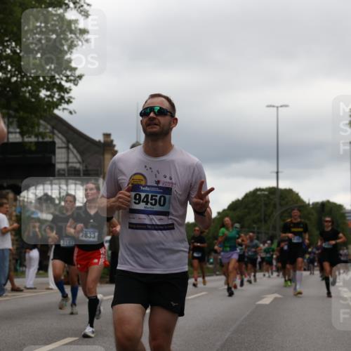29.06.2025 - hella hamburg halbmarathon Yannick Fuchs http://msf.ph/oto/8331047 29.06.2025 10:51:42 20KM 1200, 1563, 1611, 2025, 2236, 2606, 2759, 2806, 2883, 2907, 3093, 3141, 3575, 4426, 4467, 4579, 4833, 5391, 6281, 6302, 6531, 6595, 6892, 7833, 9450, 9485, 10599, 12144, 12509, 13465, 13664, 15217, 15229, 16517, 17415, 17455, 17543, 18508, 18762, 18891 meine-sportfotos.de