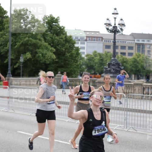 29.06.2025 - hella hamburg halbmarathon Jannik Wohlers http://msf.ph/oto/8331062 29.06.2025 10:40:15 Lombardsbrücke 1075, 1323, 2042, 2173, 2206, 2299, 2762, 2763, 3121, 3293, 3306, 3432, 3694, 4044, 4411, 4612, 4906, 4972, 5059, 5702, 6163, 6229, 6278, 6280, 6289, 7293, 7956, 8053, 8054, 8378, 8391, 8739, 9000, 9437, 9468, 9946, 10166, 10920, 10940, 11513, 11514, 12191, 12610, 12692, 12699, 12981, 13145, 13773, 15154, 15905, 15933, 16085, 16450, 16955, 17267, 17959, 18353, 18490, 18771, 18946, 19087, 19168 meine-sportfotos.de