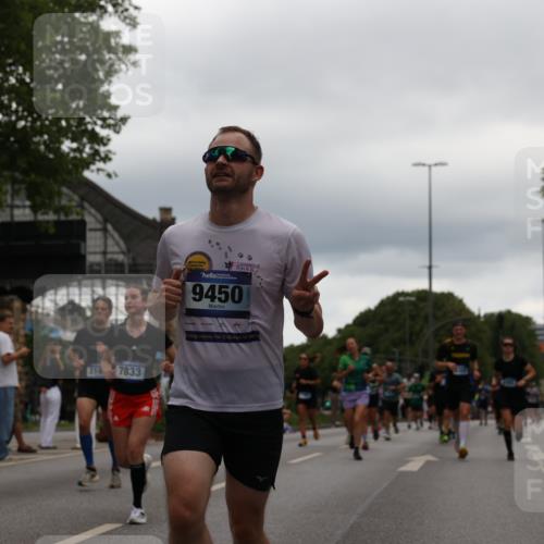 29.06.2025 - hella hamburg halbmarathon Yannick Fuchs http://msf.ph/oto/8331092 29.06.2025 10:51:42 20KM 1200, 1563, 1611, 2025, 2236, 2606, 2759, 2806, 2883, 2907, 3093, 3141, 3575, 4426, 4467, 4579, 4833, 5391, 6281, 6302, 6531, 6595, 6892, 7833, 9450, 9485, 10599, 12144, 12509, 13465, 13664, 15217, 15229, 16517, 17415, 17455, 17543, 18508, 18762, 18891 meine-sportfotos.de