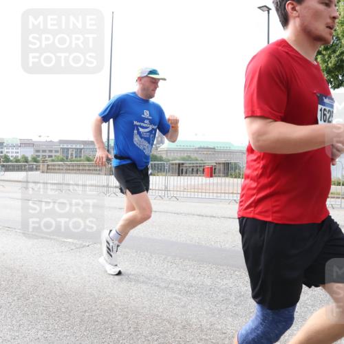 29.06.2025 - hella hamburg halbmarathon Lena Gebhardt http://msf.ph/oto/8331104 29.06.2025 10:13:08 Lombardsbrücke 46, 162, 1007, 1020, 1051, 1747, 1851, 1859, 1939, 2531, 2891, 2942, 2961, 3218, 3360, 3728, 3729, 4187, 4532, 6207, 6489, 7346, 7873, 7907, 8398, 8405, 8913, 8917, 9141, 9527, 10067, 10402, 11025, 11720, 12492, 14404, 14869, 15012, 15531, 15922, 16030, 16255, 16323, 16437, 16826, 16911, 17061, 17474, 17699, 17988, 17994, 18048, 18320, 18530, 18732 meine-sportfotos.de