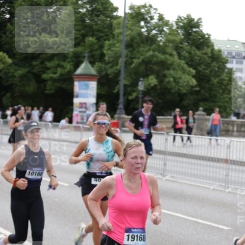 29.06.2025 - hella hamburg halbmarathon Jannik Wohlers http://msf.ph/oto/8331145 29.06.2025 10:40:16 Lombardsbrücke 1075, 1323, 2042, 2173, 2206, 2299, 2762, 2763, 3121, 3293, 3306, 3432, 3694, 4044, 4411, 4612, 4906, 4972, 5059, 5702, 6163, 6229, 6278, 6280, 6289, 7293, 7956, 8053, 8054, 8378, 8391, 8739, 9000, 9437, 9946, 10166, 10920, 10940, 11513, 11514, 12191, 12610, 12692, 12699, 12981, 13145, 13773, 15154, 15905, 15933, 16028, 16085, 16449, 16450, 16955, 17267, 17959, 18353, 18490, 18946, 19087, 19168 meine-sportfotos.de