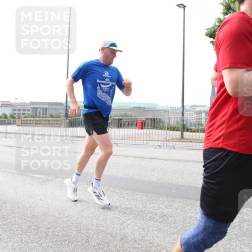 29.06.2025 - hella hamburg halbmarathon Lena Gebhardt http://msf.ph/oto/8331169 29.06.2025 10:13:08 Lombardsbrücke 46, 1007, 1020, 1051, 1747, 1851, 1859, 1939, 2531, 2891, 2942, 2961, 3218, 3360, 3728, 3729, 4187, 4532, 6207, 6489, 7346, 7873, 7907, 8398, 8405, 8913, 8917, 9141, 9527, 10067, 10402, 11025, 11720, 12492, 14404, 14869, 15012, 15531, 15922, 16030, 16255, 16323, 16437, 16826, 16911, 17061, 17474, 17699, 17988, 17994, 18048, 18320, 18530, 18732 meine-sportfotos.de