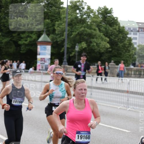 29.06.2025 - hella hamburg halbmarathon Jannik Wohlers http://msf.ph/oto/8331175 29.06.2025 10:40:16 Lombardsbrücke 1075, 1323, 2042, 2173, 2206, 2299, 2762, 2763, 3121, 3293, 3306, 3432, 3694, 4044, 4411, 4612, 4906, 4972, 5059, 5702, 6163, 6229, 6278, 6280, 6289, 7293, 7956, 8053, 8054, 8378, 8391, 8739, 9000, 9437, 9946, 10166, 10920, 10940, 11513, 11514, 12191, 12610, 12692, 12699, 12981, 13145, 13773, 15154, 15905, 15933, 16028, 16085, 16449, 16450, 16955, 17267, 17959, 18353, 18490, 18946, 19087, 19168 meine-sportfotos.de