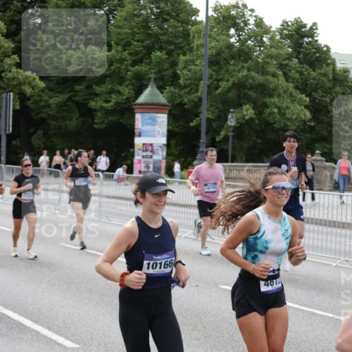 29.06.2025 - hella hamburg halbmarathon Jannik Wohlers http://msf.ph/oto/8331249 29.06.2025 10:40:17 Lombardsbrücke 1075, 1323, 2042, 2173, 2206, 2299, 2762, 2763, 3121, 3306, 3432, 3694, 4044, 4411, 4612, 4906, 4972, 5059, 5702, 6163, 6229, 6278, 6280, 6289, 7293, 7956, 8053, 8054, 8378, 8391, 8739, 9000, 9437, 9946, 10166, 10920, 10940, 11513, 11514, 11686, 12191, 12610, 12692, 12699, 13145, 13773, 15154, 15905, 15933, 16028, 16085, 16449, 16450, 16955, 17267, 17959, 18353, 18490, 18946, 19087, 19168 meine-sportfotos.de