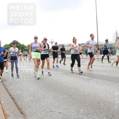 29.06.2025 - hella hamburg halbmarathon Lena Gebhardt http://msf.ph/oto/8331271 29.06.2025 10:47:31 Lombardsbrücke 7631, 14441, 7630, 418, 4184, 1523, 1045, 1185, 1246, 1434, 1463, 1523, 1593, 1607, 1639, 1704, 1926, 1961, 2148, 2407, 2537, 2555, 2704, 2790, 2882, 2994, 3339, 4037, 4184, 4239, 4325, 4423, 4483, 4806, 4895, 4974, 4975, 5621, 5622, 5895, 6255, 6256, 6879, 6995, 7073, 7403, 7430, 7431, 7630, 7631, 7970, 8105, 8131, 8270, 8550, 8706, 8915, 8953, 8967, 9018, 9687, 10658, 10991, 11351, 11458, 11730, 11738, 11802, 11909, 12431 meine-sportfotos.de