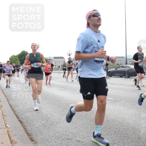 29.06.2025 - hella hamburg halbmarathon Lena Gebhardt http://msf.ph/oto/8331320 29.06.2025 10:37:56 Lombardsbrücke 924, 5139, 898, 1196, 1394, 1475, 1578, 1799, 1901, 1966, 1985, 2199, 2640, 2786, 2853, 3230, 3242, 3246, 3633, 3716, 3880, 4414, 4921, 5139, 5186, 5300, 5522, 5713, 5875, 6199, 6243, 6362, 6697, 6821, 6955, 7118, 7124, 7165, 7244, 7321, 7350, 7552, 7629, 7696, 7914, 8985, 9247, 9288, 9895, 10159, 10506, 10836, 11087, 11543, 12123, 12254, 12472, 12824, 16680, 17798 meine-sportfotos.de