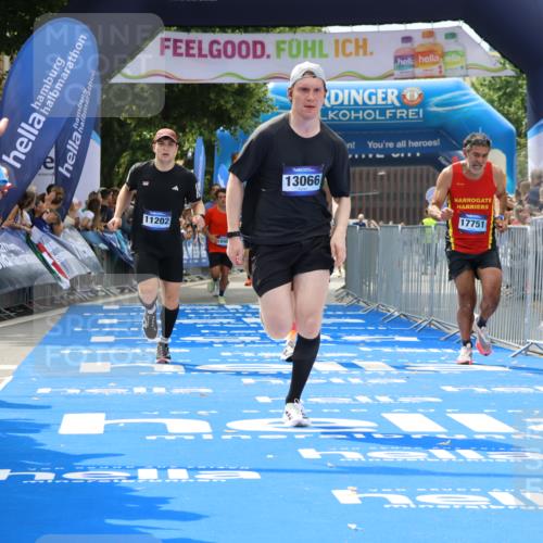 29.06.2025 - hella hamburg halbmarathon Strokosch-Dieckow http://msf.ph/oto/8331339 29.06.2025 10:34:06 Ziel 7884, 7901, 9345, 9376, 11019, 11202, 11227, 13066, 13493, 13494, 14448, 15268, 16724, 17751, 17877, 18906 meine-sportfotos.de