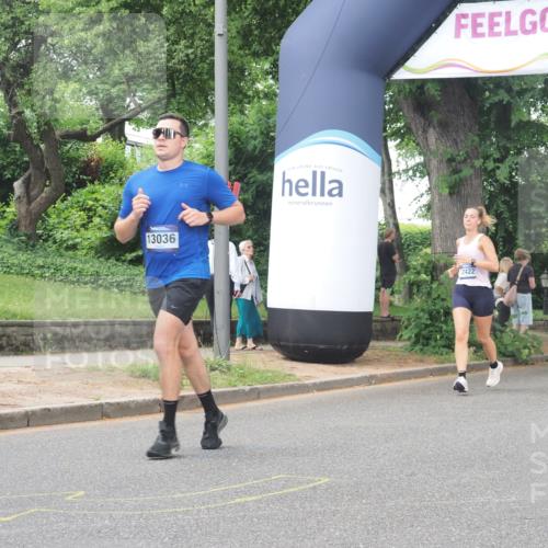 29.06.2025 - hella hamburg halbmarathon KatJ http://msf.ph/oto/8331345 29.06.2025 10:47:12 Zwischen KM18-KM19 5272, 8749 meine-sportfotos.de
