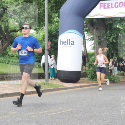 29.06.2025 - hella hamburg halbmarathon KatJ http://msf.ph/oto/8331376 29.06.2025 10:47:12 Zwischen KM18-KM19 5272, 8749 meine-sportfotos.de