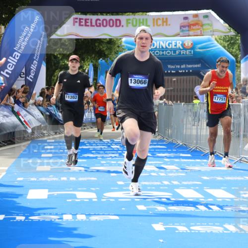 29.06.2025 - hella hamburg halbmarathon Strokosch-Dieckow http://msf.ph/oto/8331410 29.06.2025 10:34:06 Ziel 7884, 7901, 9345, 9376, 11019, 11202, 11227, 13066, 13493, 13494, 14448, 15268, 16724, 17751, 17877, 18906 meine-sportfotos.de