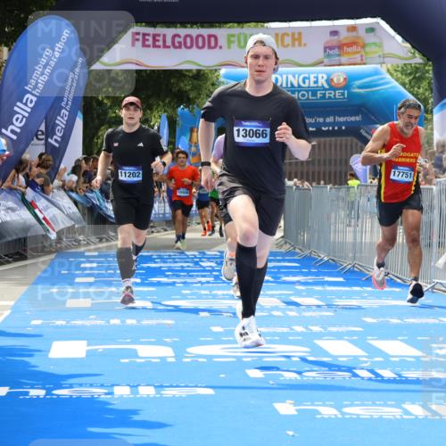 29.06.2025 - hella hamburg halbmarathon Strokosch-Dieckow http://msf.ph/oto/8331536 29.06.2025 10:34:06 Ziel 7884, 7901, 9345, 9376, 11019, 11202, 11227, 13066, 13493, 13494, 14448, 15268, 16724, 17751, 17877, 18906 meine-sportfotos.de