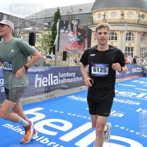 29.06.2025 - hella hamburg halbmarathon Michael Strokosch http://msf.ph/oto/8331591 29.06.2025 10:49:52 Ziel 3543, 4017, 5460, 5894, 6125, 8455, 9126, 9200, 9551, 9597, 9723, 9924, 11975, 13159, 13463, 14794, 16800, 17282, 17753, 19109, 19122 meine-sportfotos.de