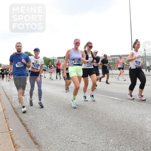 29.06.2025 - hella hamburg halbmarathon Lena Gebhardt http://msf.ph/oto/8331603 29.06.2025 10:47:32 Lombardsbrücke 7631, 7630, 4182, 1523, 4184, 3339, 1045, 1185, 1246, 1434, 1463, 1523, 1607, 1618, 1639, 1704, 1926, 2148, 2407, 2491, 2537, 2555, 2704, 2790, 2882, 2994, 3339, 4037, 4184, 4239, 4325, 4423, 4483, 4806, 4895, 4974, 4975, 5621, 5622, 5895, 6255, 6256, 6879, 6995, 7073, 7403, 7430, 7431, 7630, 7631, 7970, 8105, 8131, 8270, 8550, 8706, 8915, 8953, 9018, 9687, 10658, 10991, 11351, 11458, 11730, 11738, 11802, 11909, 12431 meine-sportfotos.de