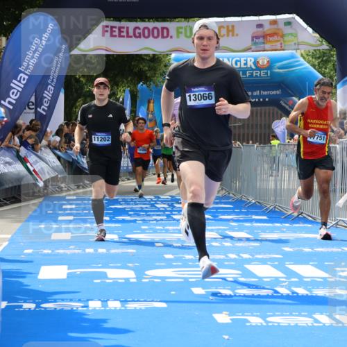 29.06.2025 - hella hamburg halbmarathon Strokosch-Dieckow http://msf.ph/oto/8331613 29.06.2025 10:34:06 Ziel 7884, 7901, 9345, 9376, 11019, 11202, 11227, 13066, 13493, 13494, 14448, 15268, 16724, 17751, 17877, 18906 meine-sportfotos.de
