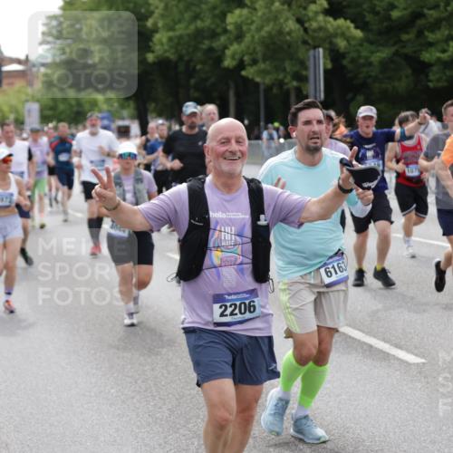 29.06.2025 - hella hamburg halbmarathon Jannik Wohlers http://msf.ph/oto/8331615 29.06.2025 10:40:19 Lombardsbrücke 1075, 1323, 2042, 2173, 2206, 2299, 2762, 2763, 2858, 3121, 3306, 3432, 3694, 4044, 4411, 4530, 4612, 4906, 4972, 5059, 5753, 6163, 6278, 6280, 6289, 7293, 7956, 8053, 8054, 8378, 8429, 8430, 8739, 9000, 9437, 9946, 10166, 10920, 10940, 11513, 11514, 11686, 12191, 12610, 12692, 12699, 13145, 13773, 15154, 15905, 15933, 16028, 16085, 16449, 16450, 17267, 17959, 18946, 19087, 19168 meine-sportfotos.de