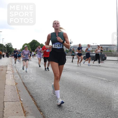 29.06.2025 - hella hamburg halbmarathon Lena Gebhardt http://msf.ph/oto/8331648 29.06.2025 10:37:56 Lombardsbrücke 7696, 11087, 9247, 1196, 1394, 1475, 1578, 1799, 1901, 1966, 1985, 2199, 2640, 2786, 2853, 3230, 3242, 3246, 3633, 3716, 3880, 4414, 4921, 5139, 5186, 5300, 5522, 5713, 5875, 6199, 6243, 6362, 6697, 6821, 6955, 7118, 7124, 7165, 7244, 7321, 7350, 7552, 7629, 7696, 7914, 8985, 9247, 9288, 9895, 10159, 10506, 10836, 11087, 11543, 12123, 12254, 12472, 12824, 16680, 17798 meine-sportfotos.de