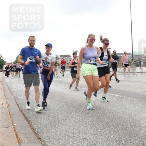 29.06.2025 - hella hamburg halbmarathon Lena Gebhardt http://msf.ph/oto/8331658 29.06.2025 10:47:32 Lombardsbrücke 7631, 4182, 184, 11278, 1523, 7630, 170, 1045, 1185, 1246, 1434, 1463, 1523, 1607, 1618, 1639, 1704, 1926, 2148, 2407, 2491, 2537, 2555, 2704, 2790, 2882, 2994, 3339, 4037, 4184, 4239, 4325, 4423, 4483, 4806, 4895, 4974, 4975, 5621, 5622, 5895, 6255, 6256, 6879, 6995, 7073, 7403, 7430, 7431, 7630, 7631, 7970, 8105, 8131, 8270, 8550, 8706, 8915, 8953, 9018, 9687, 10658, 10991, 11351, 11458, 11730, 11738, 11802, 11909, 12431 meine-sportfotos.de