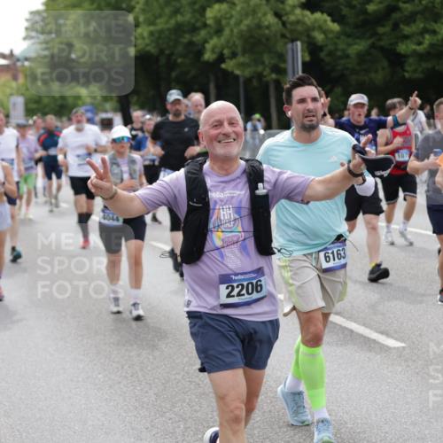 29.06.2025 - hella hamburg halbmarathon Jannik Wohlers http://msf.ph/oto/8331693 29.06.2025 10:40:19 Lombardsbrücke 1075, 1323, 2042, 2173, 2206, 2299, 2762, 2763, 2858, 3121, 3306, 3432, 3694, 4044, 4411, 4530, 4612, 4906, 4972, 5059, 5753, 6163, 6278, 6280, 6289, 7293, 7956, 8053, 8054, 8378, 8429, 8430, 8739, 9000, 9437, 9946, 10166, 10920, 10940, 11513, 11514, 11686, 12191, 12610, 12692, 12699, 13145, 13773, 15154, 15905, 15933, 16028, 16085, 16449, 16450, 17267, 17959, 18946, 19087, 19168 meine-sportfotos.de