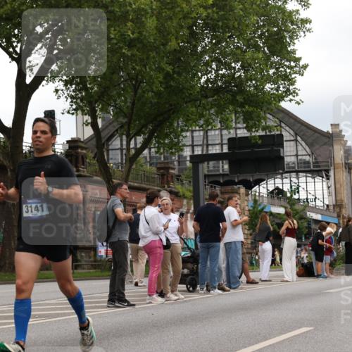 29.06.2025 - hella hamburg halbmarathon Yannick Fuchs http://msf.ph/oto/8331707 29.06.2025 10:51:44 20KM 1200, 1611, 2025, 2236, 2606, 2759, 2806, 2883, 2907, 3093, 3141, 3575, 4426, 4467, 4579, 4632, 4833, 5391, 6281, 6302, 6531, 6595, 6892, 7138, 7833, 9450, 9485, 10599, 12144, 13465, 14571, 15217, 15229, 16517, 17415, 17455, 17543, 18068, 18501, 18508, 18762, 18891 meine-sportfotos.de