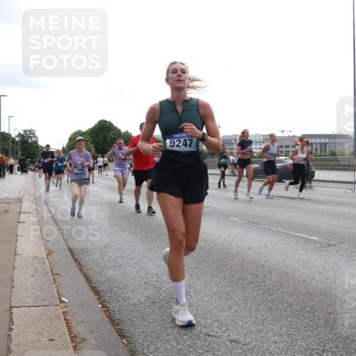 29.06.2025 - hella hamburg halbmarathon Lena Gebhardt http://msf.ph/oto/8331724 29.06.2025 10:37:56 Lombardsbrücke 7696, 9247, 1196, 1394, 1475, 1578, 1799, 1901, 1966, 1985, 2199, 2640, 2786, 2853, 3230, 3242, 3246, 3633, 3716, 3880, 4414, 4921, 5139, 5186, 5300, 5522, 5713, 5875, 6199, 6243, 6362, 6697, 6821, 6955, 7118, 7124, 7165, 7244, 7321, 7350, 7552, 7629, 7696, 7914, 8985, 9247, 9288, 9895, 10159, 10506, 10836, 11087, 11543, 12123, 12254, 12472, 12824, 16680, 17798 meine-sportfotos.de