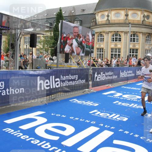 29.06.2025 - hella hamburg halbmarathon Michael Strokosch http://msf.ph/oto/8331827 29.06.2025 10:49:54 Ziel 2540, 4017, 5460, 6125, 8455, 9126, 9200, 9491, 9597, 9924, 11975, 12527, 13463, 16800, 16887, 17753, 19109, 19122 meine-sportfotos.de