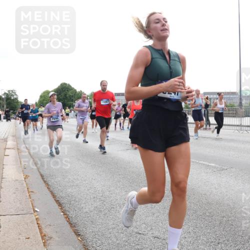 29.06.2025 - hella hamburg halbmarathon Lena Gebhardt http://msf.ph/oto/8331847 29.06.2025 10:37:57 Lombardsbrücke 7696, 11087, 1196, 1394, 1475, 1578, 1742, 1799, 1901, 1966, 1985, 2199, 2640, 2786, 2853, 3230, 3242, 3246, 3633, 3716, 3880, 4414, 4921, 5139, 5186, 5300, 5522, 5713, 5875, 6199, 6243, 6362, 6697, 6821, 6930, 6955, 7118, 7124, 7165, 7244, 7321, 7350, 7552, 7629, 7696, 7914, 8985, 9247, 9288, 9895, 10159, 10506, 10836, 11087, 11543, 12123, 12254, 12472, 12824, 16680, 17798 meine-sportfotos.de