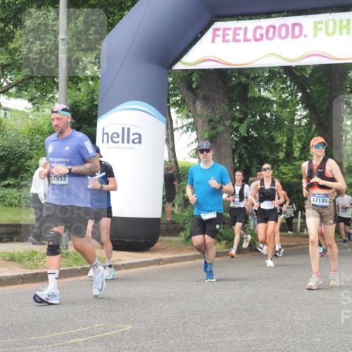 29.06.2025 - hella hamburg halbmarathon KatJ http://msf.ph/oto/8331850 29.06.2025 10:47:15 Zwischen KM18-KM19 5272, 6309, 8003 meine-sportfotos.de
