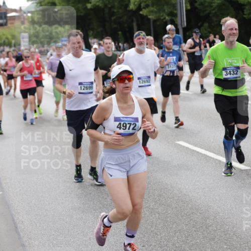 29.06.2025 - hella hamburg halbmarathon Jannik Wohlers http://msf.ph/oto/8331885 29.06.2025 10:40:21 Lombardsbrücke 1075, 1323, 2042, 2173, 2206, 2299, 2858, 3121, 3306, 3432, 3694, 4044, 4411, 4530, 4612, 4775, 4906, 4972, 5753, 6098, 6163, 6280, 6289, 7293, 7956, 8053, 8054, 8378, 8429, 8430, 8739, 9009, 9237, 9437, 9946, 10166, 10920, 10940, 11053, 11513, 11514, 11686, 12191, 12610, 12692, 12699, 13145, 13773, 15154, 15905, 16028, 16085, 16449, 16450, 17267, 17959, 19087, 19168 meine-sportfotos.de