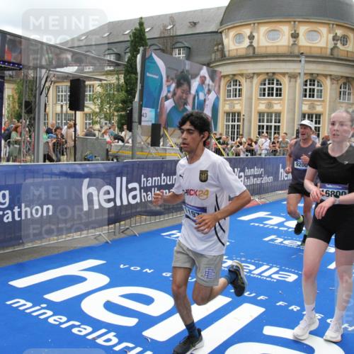 29.06.2025 - hella hamburg halbmarathon Michael Strokosch http://msf.ph/oto/8331908 29.06.2025 10:49:54 Ziel 2540, 4017, 5460, 6125, 8455, 9126, 9200, 9491, 9597, 9924, 11975, 12527, 13463, 16800, 16887, 17753, 19109, 19122 meine-sportfotos.de
