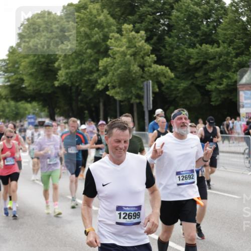29.06.2025 - hella hamburg halbmarathon Jannik Wohlers http://msf.ph/oto/8331911 29.06.2025 10:40:23 Lombardsbrücke 1075, 1323, 2042, 2173, 2206, 2299, 2858, 3121, 3306, 3432, 3694, 4044, 4411, 4530, 4612, 4774, 4775, 4972, 5753, 6098, 6163, 6289, 7293, 7956, 8053, 8054, 8429, 8430, 9009, 9237, 9437, 9946, 10166, 10920, 10940, 11053, 11513, 11514, 11686, 12191, 12610, 12692, 12699, 13145, 13773, 15154, 15905, 16028, 16297, 16449, 16450, 17267, 19087, 19168 meine-sportfotos.de